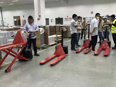 電動(dòng)高升程搬運(yùn)車(chē)交付使用，感謝廠家羅總親自跟客戶講解操作方法！