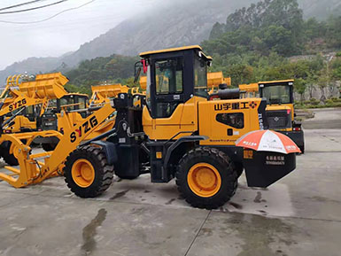 恭喜羅總喜提新車(chē)，山宇裝載機(jī)940走起，山宇重工，助您成功！